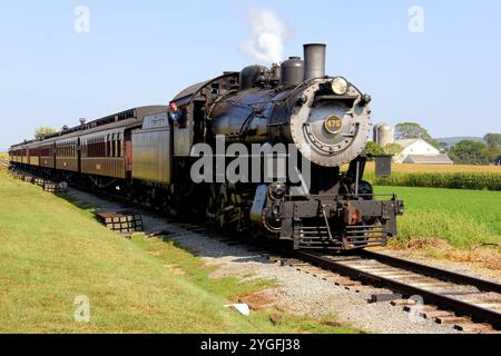 Historische Dampflokomotive, die einen Zug auf der Strasburg Rail Road fährt, Teil des Railroad Museum of Pennsylvania, Strasburg, PA, USA Stockfoto