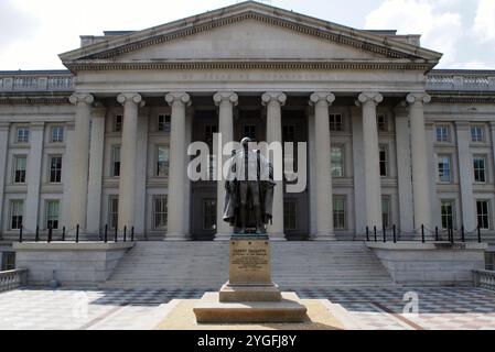 Statue von Albert Gallatin, von James Earle Fraser, vor dem nördlichen Eingang des United States Treasury Building, Washington, DC, USA Stockfoto