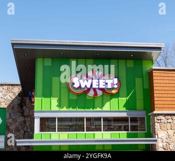 GATLINBURG, TN - 12. März 2024: The Sweet! Süßwarenladen-Schild und leuchtend grünes Gebäude am Parkway in Gatlinburg, Tennessee. Stockfoto