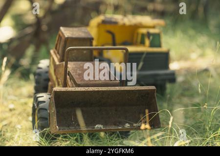 Rostfrei-Planierraupe im Grasrasen Stockfoto