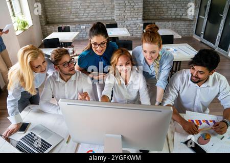 Gruppe von Business-Menschen und Software-Entwickler arbeiten als Team im Büro Stockfoto