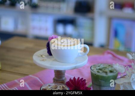 Latte und Matcha im Café Stockfoto
