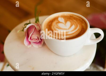 Wunderschöner Rose Latte im Cozy Coffee Shop Stockfoto