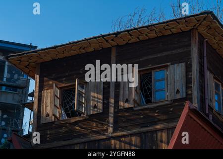 Auf dem Kopf stehendes Holzhaus: Eine sonnige Touristenattraktion mit offenen Fenstern Stockfoto