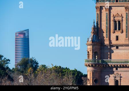 Malerischer Blick auf den Plaza de Espana-Turm mit dem modernen Torre Sevilla im Hintergrund, umgeben von üppigem Grün in Sevilla, Spanien, mit Ar Stockfoto