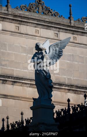 Nahaufnahme der Winged Nike Statue auf der Plaza de America, Sevilla. Fängt die komplizierten Details und die künstlerische Eleganz dieses historischen Denkmals ein Stockfoto