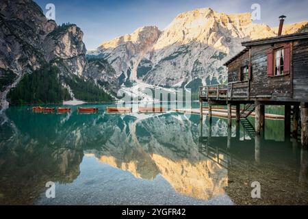 Wunderschöner Bergsee Pragser See, umgeben von hohen Dolomiten mit Reflexion im Wasser an einem ruhigen Morgen in Italien. Stockfoto