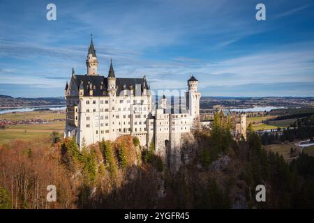 Schloss Neuschwanstein auf einem Hügel mit Blick in Bayern in Deutschland. Stockfoto