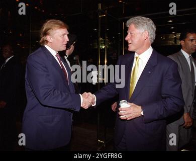 BILL CLINTON, US-Präsident rechts mit Donald Trump im Jahr 2000. Stockfoto