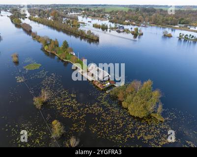 Kleines Freizeithaus auf der Loosdrechtse Plassen, Drohnenvideo. Winziges Haus umgeben von Wasser in den Niederlanden. Herbstfarben. Stockfoto