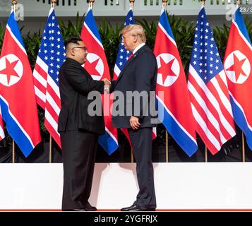 DONALD TRUMP, US-Präsident, rechts mit dem nordkoreanischen Staatschef Kim Jong UN beim Gipfeltreffen in Singapur im Juni 2018 Stockfoto