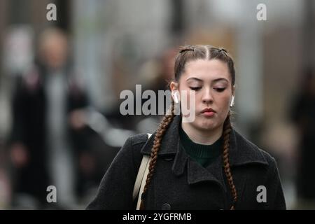 Hässleholm, Skåne, Schweden. Oktober 2024. Leute auf der Straße in Hässleholm. Stockfoto