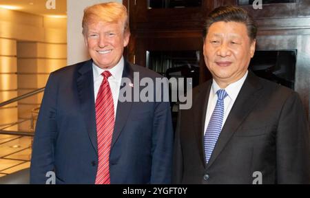 DONALD TRUMP links als US-Präsident mit dem chinesischen Führer Xi Jinping beim G20-Treffen in Buenos Aires im Dezember 2018 Stockfoto