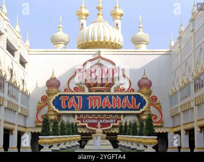 DONALD TRUMP Front von seinem Trump Taj Mahal Casino Resort.t in Atlantic City im Jahr 2007. Foto: Kevin Wong Stockfoto