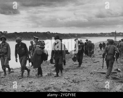 SAINT MALO, FRANKREICH - 18. August 1944 - deutsche Kriegsgefangene in Saint-Malo, Frankreich, wurden während der Schlacht von US-Soldaten eskortiert Stockfoto