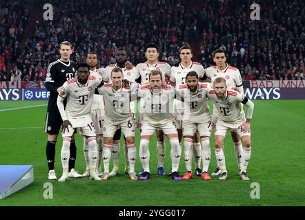 München, Deutschland, 06. November 2024: Fussball, Herren, Champions League, Saison 2024/2025, FC Bayern München - Benfica Lissabon, Allianz Arena, 4.Spieltag Mannschaftsfoto, Teamfoto der Startaufstellung vor dem Spiel: Manuel neuer (FC Bayern München), Michael Olise (FC Bayern München), Dayot Upamecano (FC Bayern München), Minjae Kim, Min-jae Kim (FC Bayern München), Joao Palhinha (FC Bayern München), FC hinten Musiala München), FC Bayern München (FC Bayern München) Alphonso Davies (FC Bayern München), Joshua Kimmich (FC Bayern München), Harry Kane (FC Bayern München), Serge Gnabry (FC Bayern München), K Stockfoto