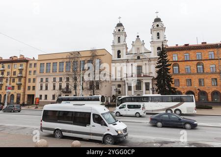 Minsk, Weißrussland - 3. Januar 2024: Blick auf die Lenin-Straße. Die Kathedrale des Heiligen Namens Maria befindet sich im Hintergrund, dies ist eine römisch-katholische Barockkathedr Stockfoto