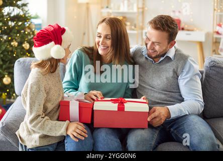 Eröffnungsgeschenke Für Eltern Und Kinder Zu Hause Zu Weihnachten Oder Neujahr Stockfoto
