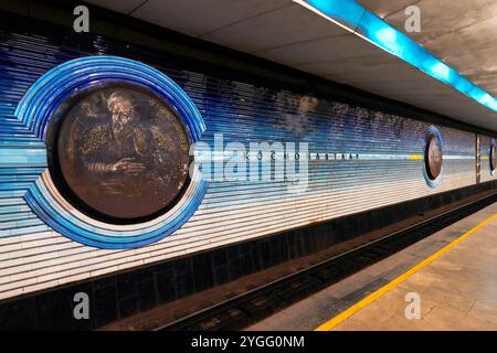 In der U-Bahn-Station Kosmonavtlar Taschkent. Taschkent, die Hauptstadt Usbekistans. Er ehrt berühmte sowjetische Kosmonauten wie Juri Gagarin und Vale Stockfoto