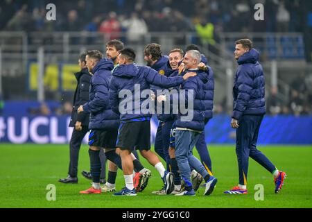 Mailand, Italien. November 2024. Inter-Spieler feiern den Sieg beim UEFA Champions League-Spiel 2024/2025, zwischen Inter und Arsenal FC im Giuseppe Meazza-Stadion. Endstand: Inter 1: 0 Arsenal FC. (Foto: Tommaso Fimiano/SOPA Images/SIPA USA) Credit: SIPA USA/Alamy Live News Stockfoto