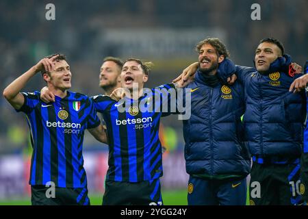 Mailand, Italien. November 2024. Inter-Spieler feiern ihren Sieg beim UEFA Champions League-Spiel 2024/2025, zwischen Inter und Arsenal FC im Giuseppe Meazza Stadion. Endstand: Inter 1: 0 Arsenal FC. (Foto: Tommaso Fimiano/SOPA Images/SIPA USA) Credit: SIPA USA/Alamy Live News Stockfoto