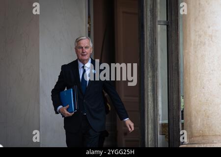 Paris, Frankreich. November 2024. Michel Barnier, französischer Premierminister, wurde am Ende des rates der französischen Minister im Haupthof des Elysee-Palastes gesehen. Französische Minister trafen sich im Präsidentenpalast Elysée zu einem weiteren ministerrat in Paris. Quelle: SOPA Images Limited/Alamy Live News Stockfoto