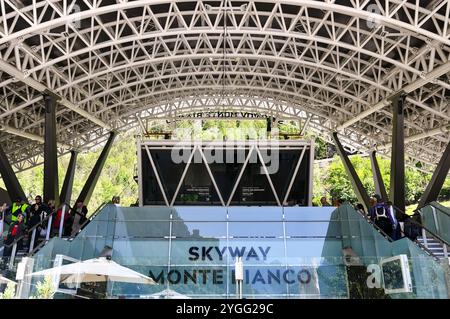 Eingang der Seilbahn Skyway Monte Bianco, Abfahrt von Courmayeur nach Punta Helbronner, mit Wanderern auf den Treppen, Aosta, Italien Stockfoto