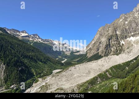 Erhöhter Blick auf das Val Veny-Tal mit dem Schutzgebiet Notre Dame de Guérison, dem Fluss Dora di Veny und dem Brenva-Gletscher, Courmayeur, Italien Stockfoto