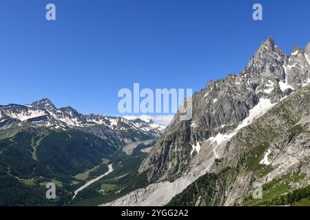 Erhöhter Blick auf das Val Veny-Tal mit dem Fluss Dora di Veny, dem Gipfel Aiguille Noire de Peuterey und dem Brenva-Gletscher, Courmayeur, Aosta, Italien Stockfoto