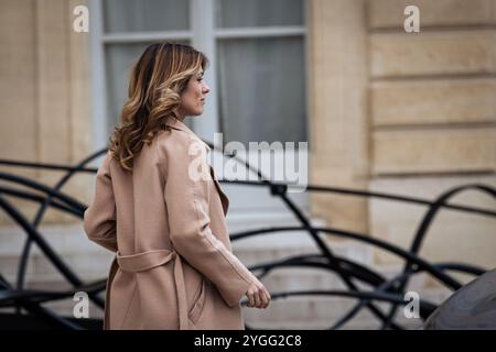 Paris, Frankreich. November 2024. Maud Bregeon, Sprecher der französischen Ministerregierung, wurde am Ende des rates der französischen Minister im Haupthof des Elysee-Palastes gesehen. Französische Minister trafen sich im Präsidentenpalast Elysée zu einem weiteren ministerrat in Paris. Quelle: SOPA Images Limited/Alamy Live News Stockfoto