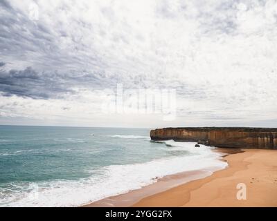 Strand entlang der Great Ocean Road, Australien, mit hohen Klippen und türkisfarbenem Wasser, die die raue Schönheit der Küste zeigen. Stockfoto