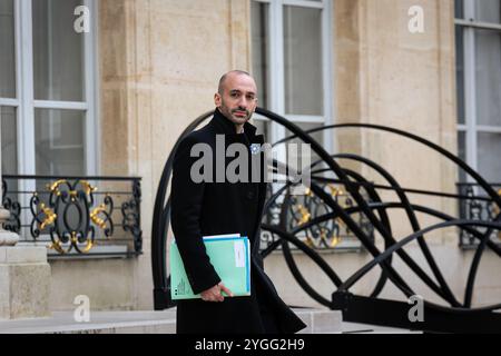 Paris, Frankreich. November 2024. Benjamin Haddad, französischer Minister für Europa, wurde am Ende des rates der französischen Minister im Haupthof des Elysee-Palastes gesehen. Französische Minister trafen sich im Präsidentenpalast Elysée zu einem weiteren ministerrat in Paris. Quelle: SOPA Images Limited/Alamy Live News Stockfoto