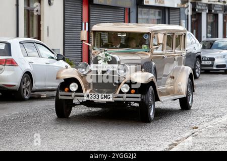 Braune Landaulette Hochzeitsauto fährt Braut und Bräutigam entlang der Straße in Rammelton, County donegal, republik irland Stockfoto