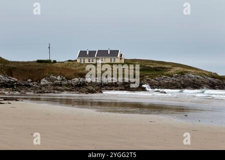 Großes Bungalow abgelegenes Haus Haus Haus an Ballyhiernan Bay White Shore Strand, County donegal, republik irland Stockfoto