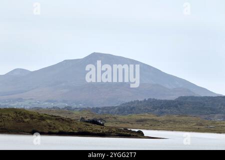 Blick auf den schmutzigen Berg im herbstlichen Dunst von der Halbinsel fanad und der Mulroy Bay, County donegal, republik irland Stockfoto