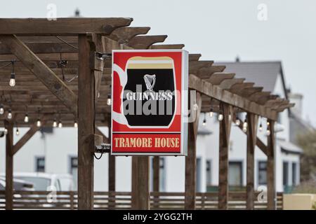 guinness Schild im alten Stil vor einem Pub Biergarten Tramore House Downings, County donegal, republik irland Stockfoto