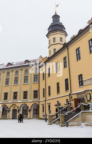 Nyaswizh, Weißrussland - 4. Januar 2024: Besucher befinden sich im Innenhof der Burg Neswizh oder der Burg Nyaswizh. Vertikales Foto Stockfoto