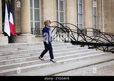 Anne Genetet, französische Bildungsministerin, wurde am Ende des rates der französischen Minister im Haupthof des Elysee-Palastes gesehen. Französische Minister trafen sich im Präsidentenpalast Elysée zu einem weiteren ministerrat in Paris. (Foto: Telmo Pinto / SOPA Images/SIPA USA) Stockfoto