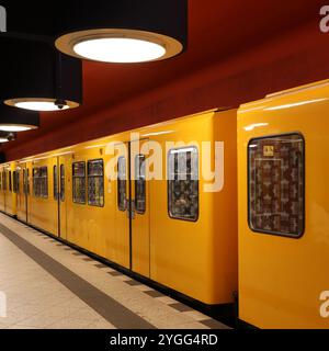 Schwarz Rot Gold. Richard-Wagner-Platz. U-Bahn. Station. Bilder. Fliesen. Mosaik. Schwarzes Rotgold. Mosaik. Kacheln. Trainieren. Zug. Wagen. Gelber Wagen. Stockfoto