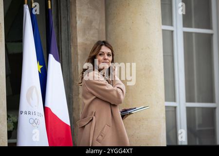 Maud Bregeon, Sprecher der französischen Ministerregierung, wurde am Ende des rates der französischen Minister im Haupthof des Elysee-Palastes gesehen. Französische Minister trafen sich im Präsidentenpalast Elysée zu einem weiteren ministerrat in Paris. (Foto: Telmo Pinto / SOPA Images/SIPA USA) Stockfoto