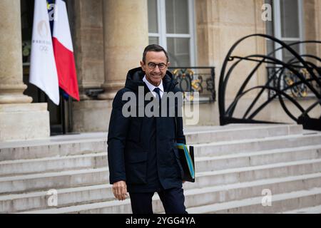 Bruno Retailleau, französischer Innenminister, wurde am Ende des rates der französischen Minister im Haupthof des Elysee-Palastes gesehen. Französische Minister trafen sich im Präsidentenpalast Elysée zu einem weiteren ministerrat in Paris. (Foto: Telmo Pinto / SOPA Images/SIPA USA) Stockfoto