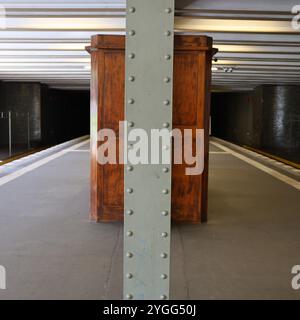 U-Bahn. Berlin. Rathaus Schöneberg. Stadtpark. Blaugrüne Fliesen. Jugendstil. U 4. Bahnsteig. Gleise. Plattform. Stahlkonstruktion. Stahlträger. Grün Stockfoto