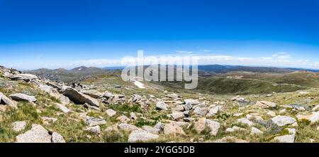 Panoramablick von der Spitze des Mount Kosciuszko an einem klaren Tag, mit ausgedehnten alpinen Landschaften und rauem Gelände, Australien Stockfoto