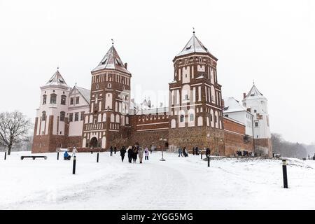 Mir, Weißrussland - 4. Januar 2024: Außenansicht der Burg mir an einem Wintertag sind Touristen vor dem Haupteingang. Das ist eine historische Festung Stockfoto