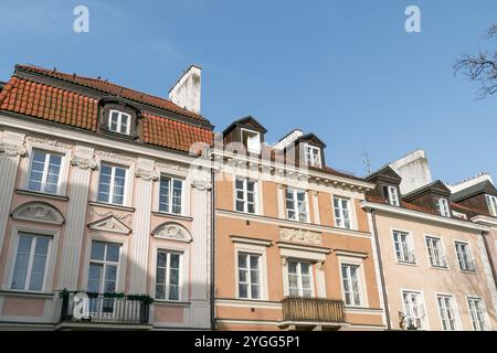 Enge Gassen im historischen Stadtzentrum. Altstadt, Warschau. Wunderschöne Gebäudefassaden. Architekturdetails. Stockfoto