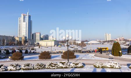 Minsk, Weißrussland - 7. Januar 2024: Panorama der Stadt Minsk an einem Wintertag. Geschäftsviertel am Ufer des Flusses Svislach Stockfoto