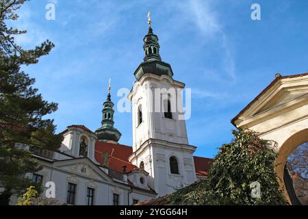 PRAG, TSCHECHISCH - 24. APRIL 2012: Dies ist die Fassade der Basilika der Himmelfahrt der Jungfrau Maria und des Glockenturms des Klosters Strahov. Stockfoto