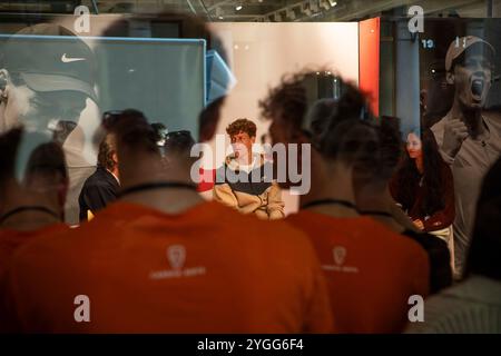 Torino, Italien. November 2024. Jannik Sinner nel negozio Nike di Via Roma a Torino, Italia - Gioved&#xec;, 7. November 2024 - Cronaca - ( Foto Andrea Alfano/LaPresse ) Jannik &#x201c;Sinner im Nike Shop in Via Roma. Turin, Italien - Donnerstag, 7. November 2024 - Nachrichten - ( Foto Andrea Alfano/LaPresse ) Quelle: LaPresse/Alamy Live News Stockfoto