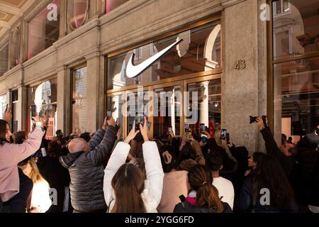 Torino, Italien. November 2024. Jannik Sinner nel negozio Nike di Via Roma a Torino, Italia - Gioved&#xec;, 7. November 2024 - Cronaca - ( Foto Andrea Alfano/LaPresse ) Jannik &#x201c;Sinner im Nike Shop in Via Roma. Turin, Italien - Donnerstag, 7. November 2024 - Nachrichten - ( Foto Andrea Alfano/LaPresse ) Quelle: LaPresse/Alamy Live News Stockfoto