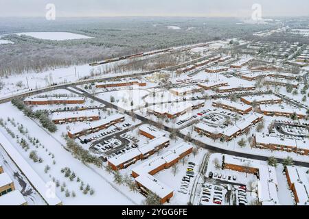 Ein Blick aus der Vogelperspektive der amerikanischen Wintervororte zeigt verschneite Bereiche mit Häusern, die in verschneite Landschaft verwandelt wurden Stockfoto